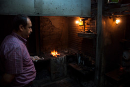 worker in the gold workshop 