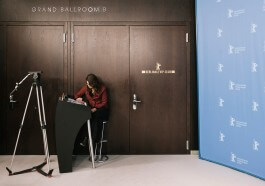 waiting worker - Close UP Berlinale